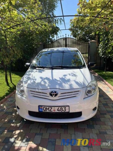 2011' Toyota Auris photo #1