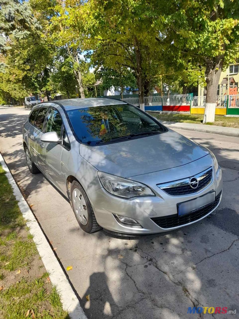 2011' Opel Astra photo #1