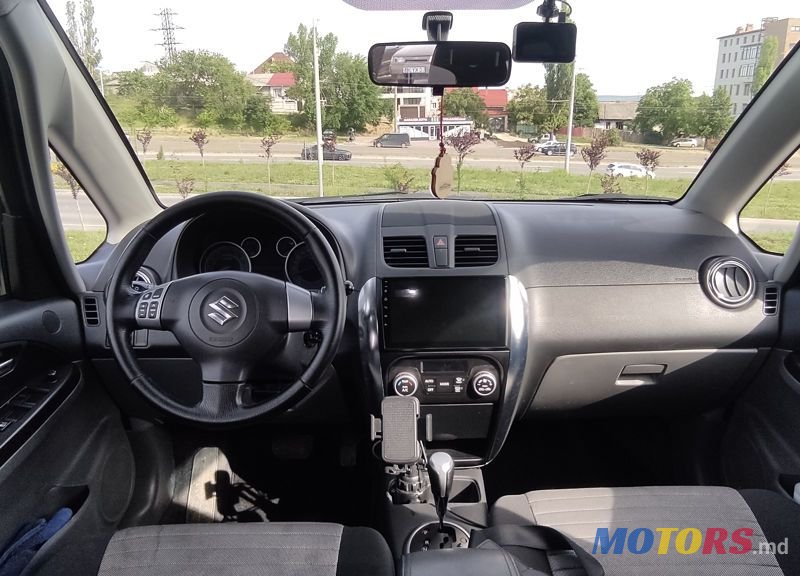 2011' Suzuki SX4 photo #3