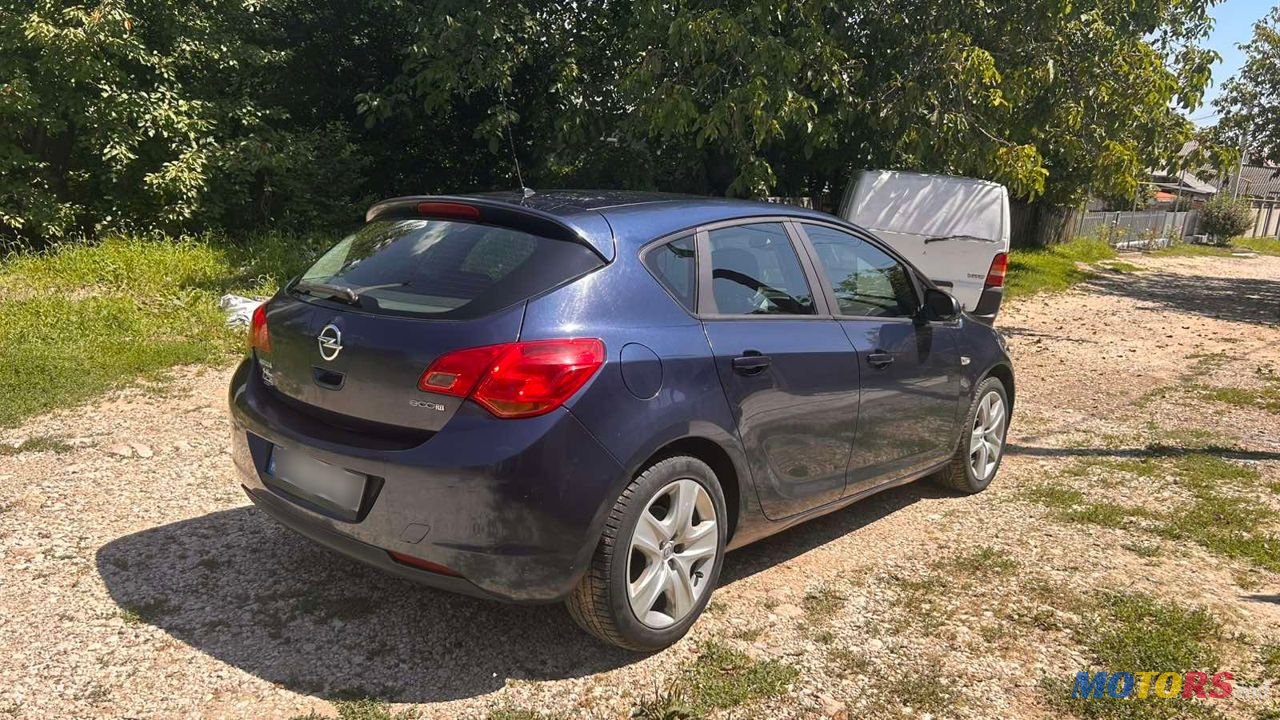 2011' Opel Astra photo #4