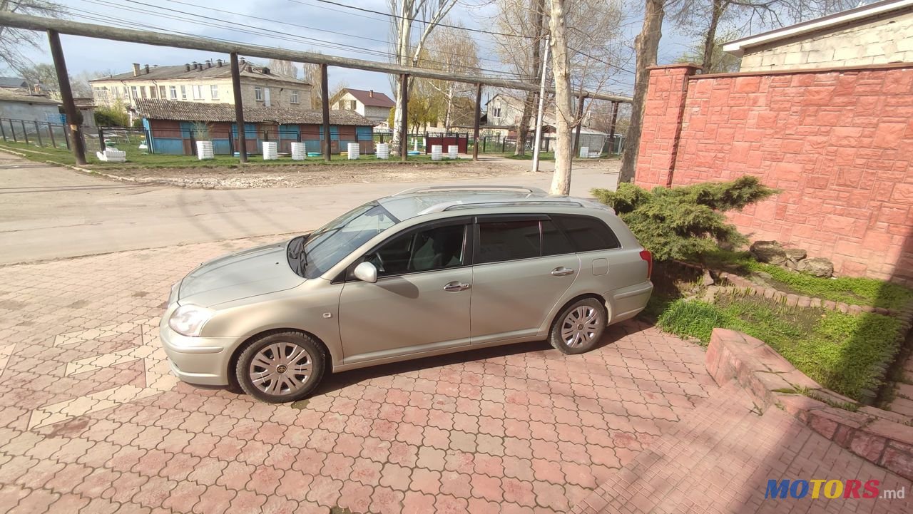 2004' Toyota Avensis photo #1