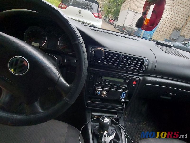 2001' Volkswagen Passat photo #4