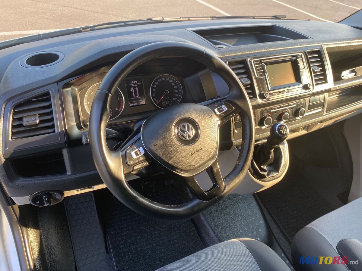 2017' Volkswagen Transporter photo #6