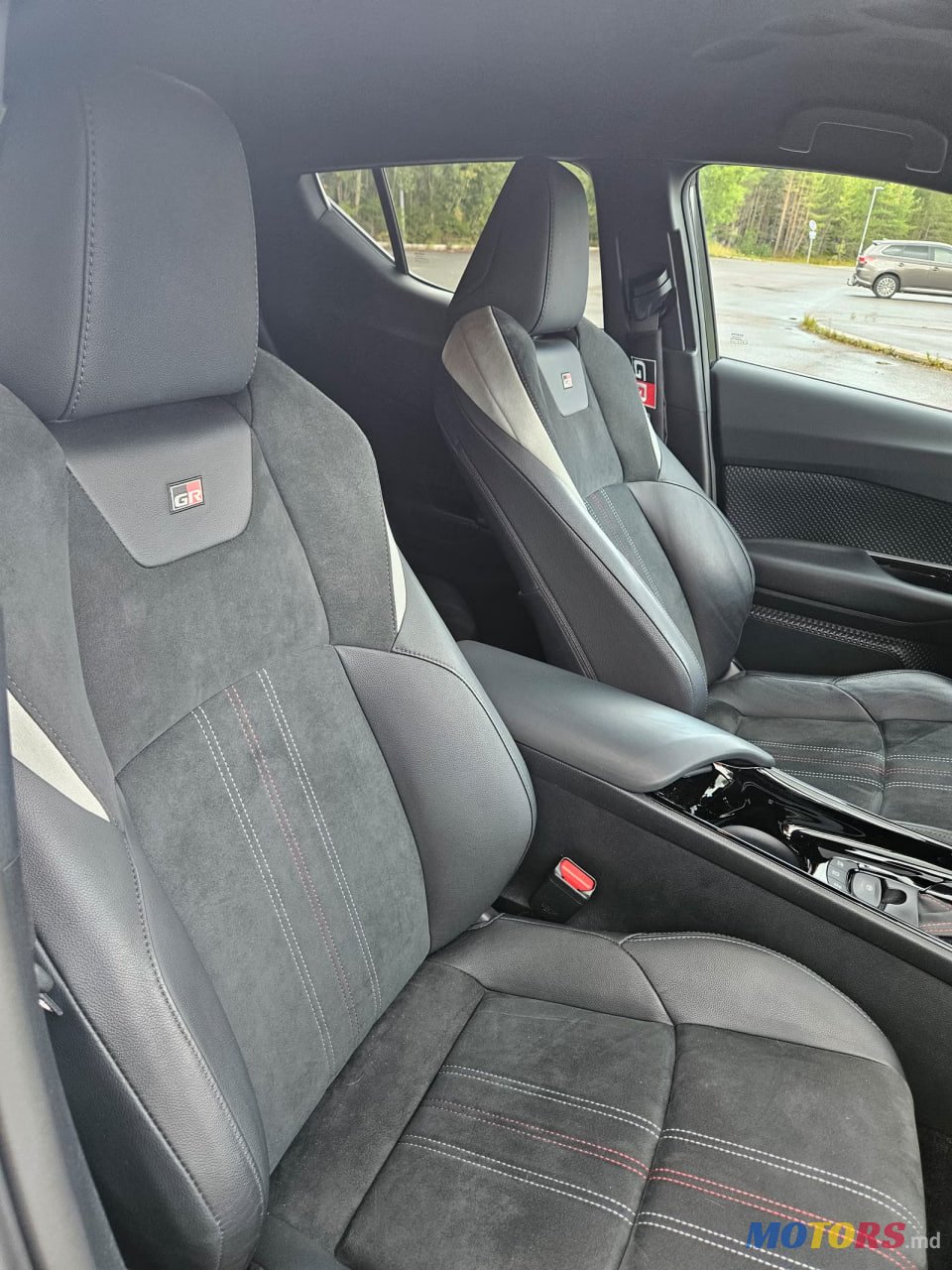 2021' Toyota C-HR GR sport photo #7