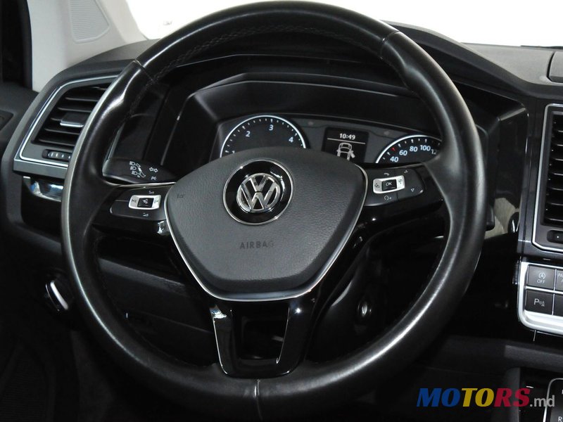 2015' Volkswagen Multivan photo #5