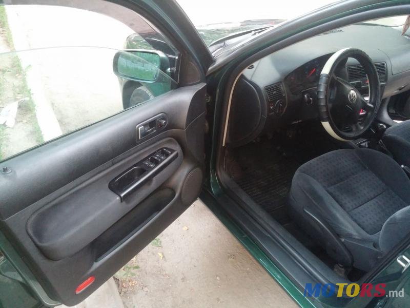 2001' Volkswagen Golf photo #4