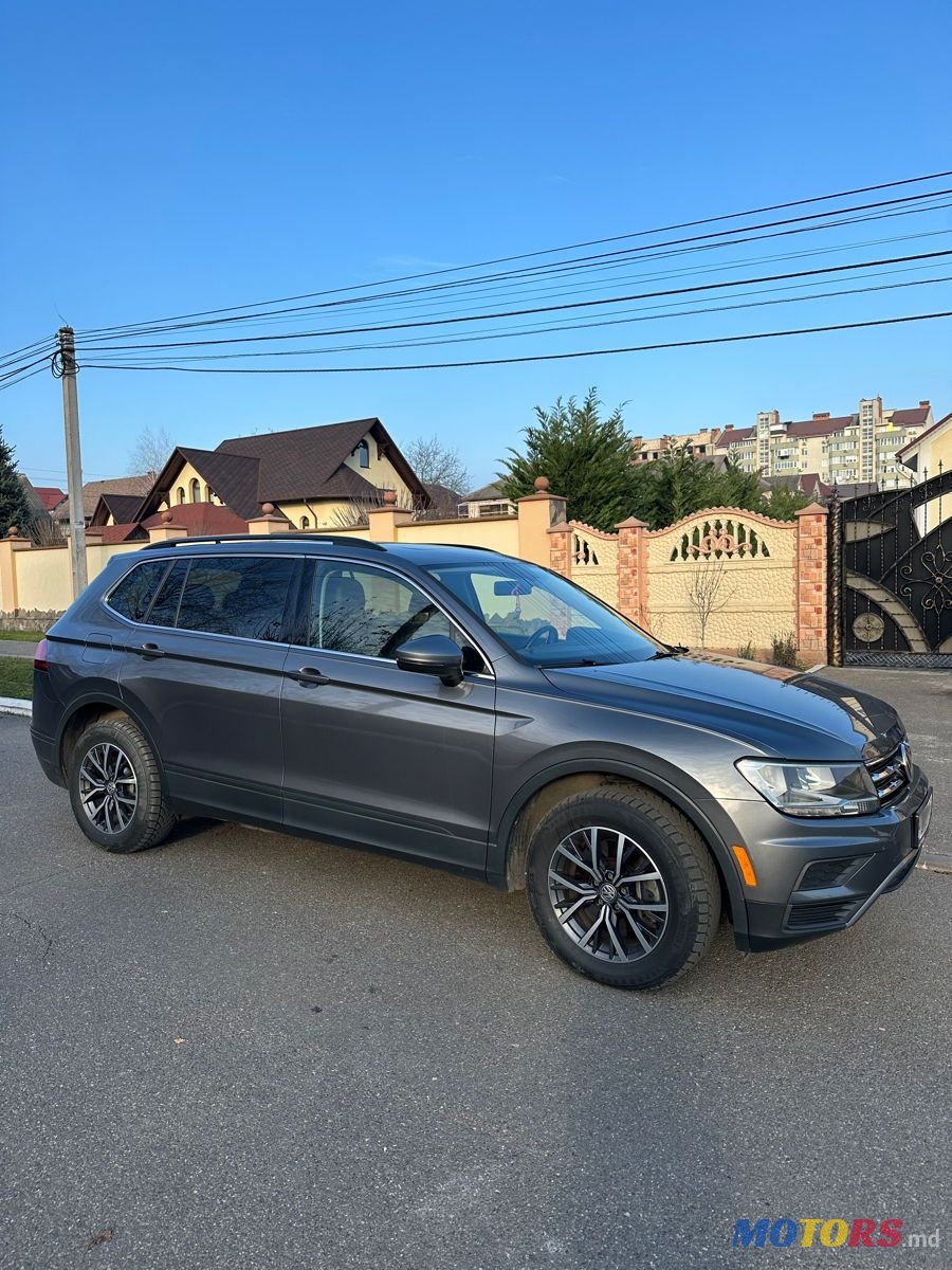 2019' Volkswagen Tiguan photo #2
