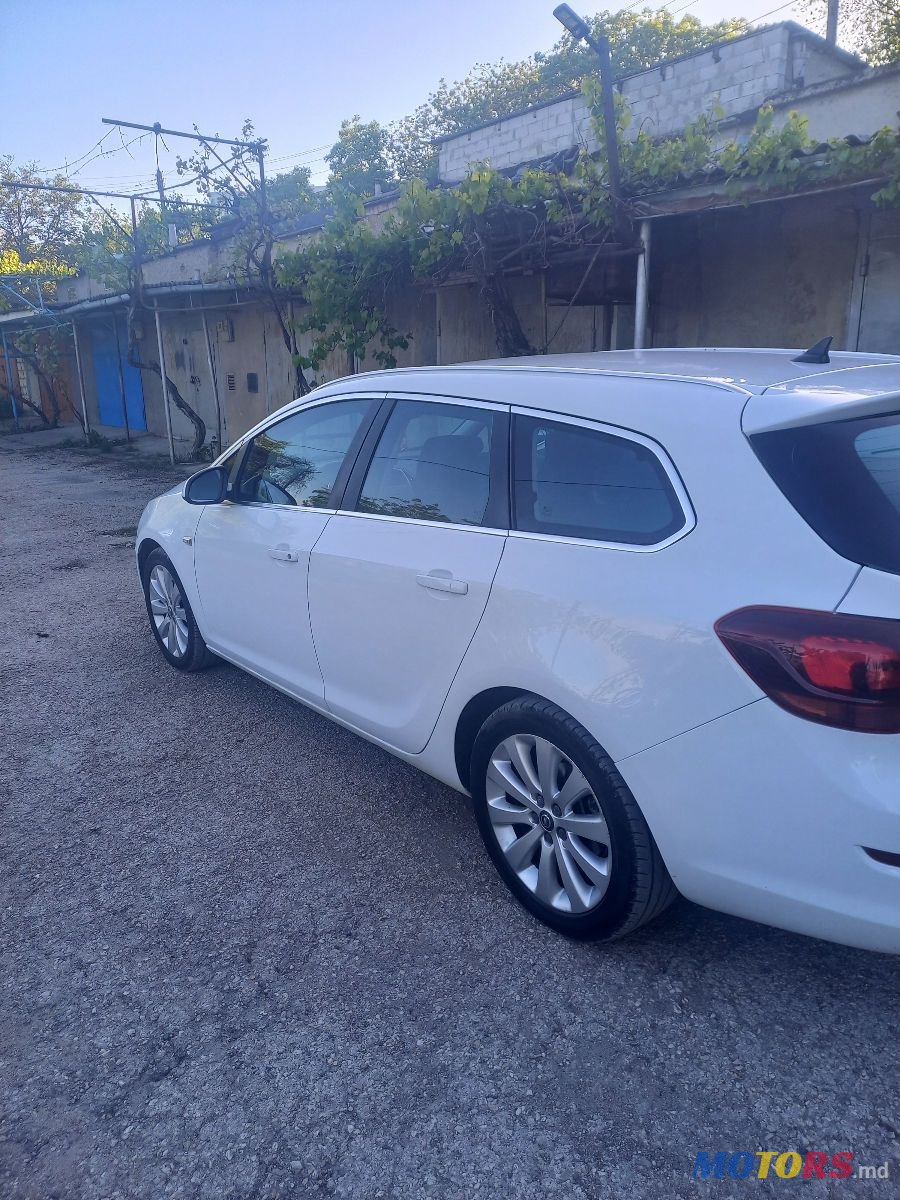 2011' Opel Astra photo #3