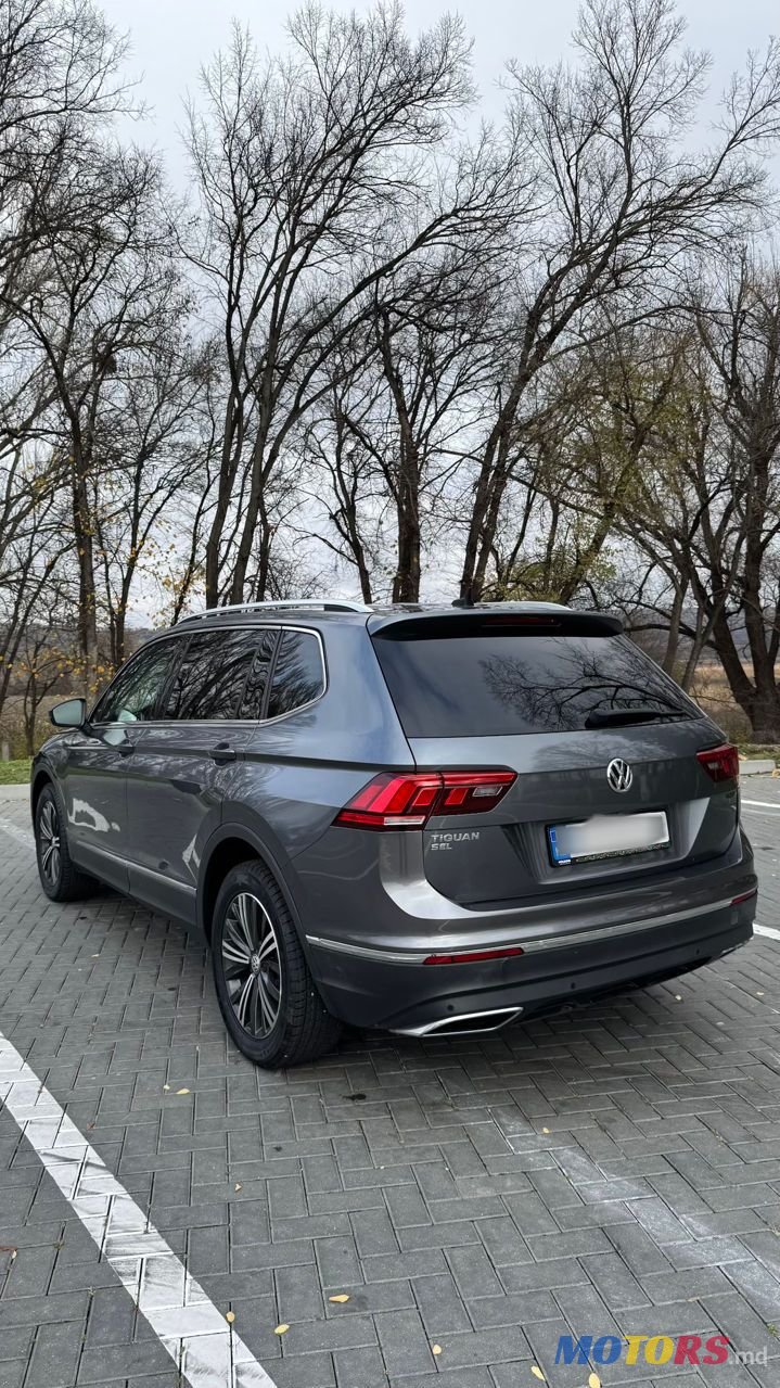 2019' Volkswagen Tiguan photo #3