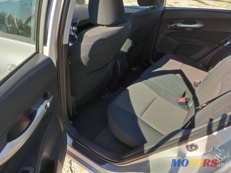 2012' Toyota Auris photo #5