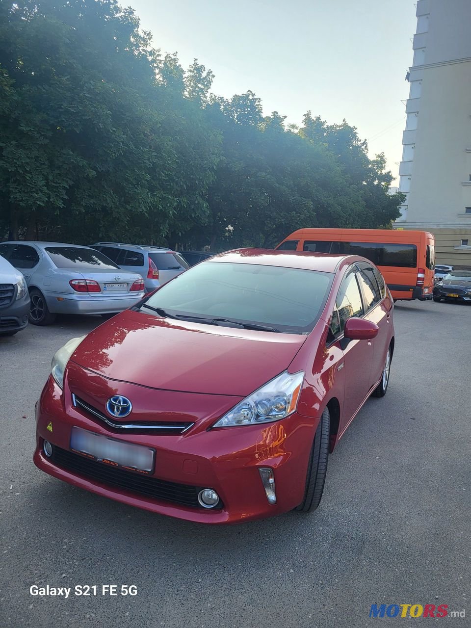 2012' Toyota Prius v photo #3