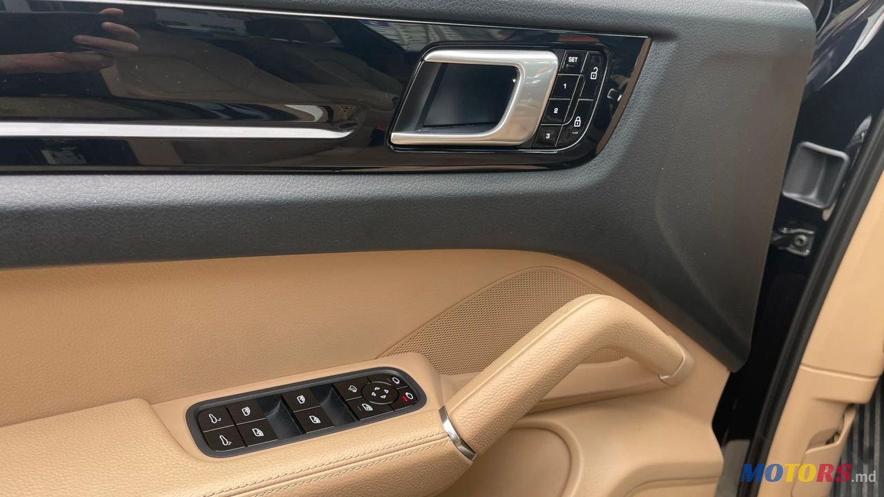 2019' Porsche Cayenne photo #6