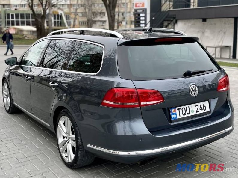 2011' Volkswagen Passat photo #5