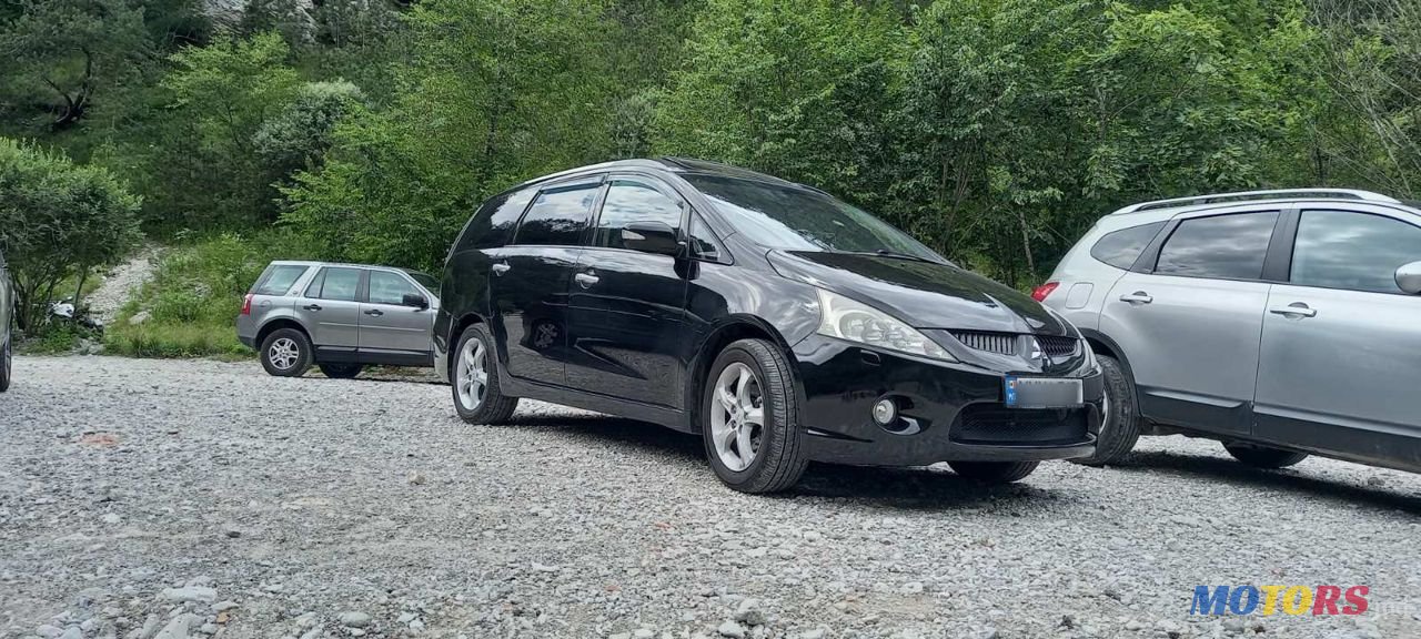 2008' Mitsubishi Grandis photo #2