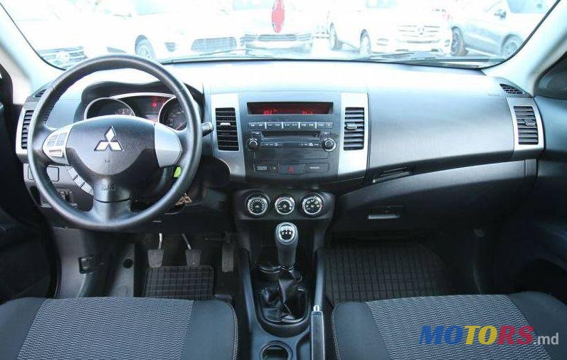 2011' Mitsubishi Outlander photo #2