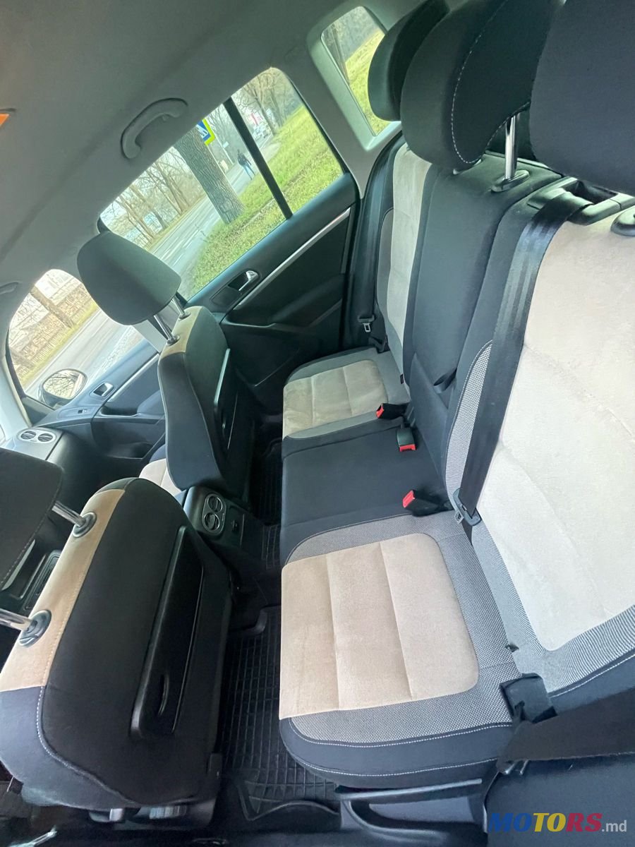 2011' Volkswagen Tiguan photo #6