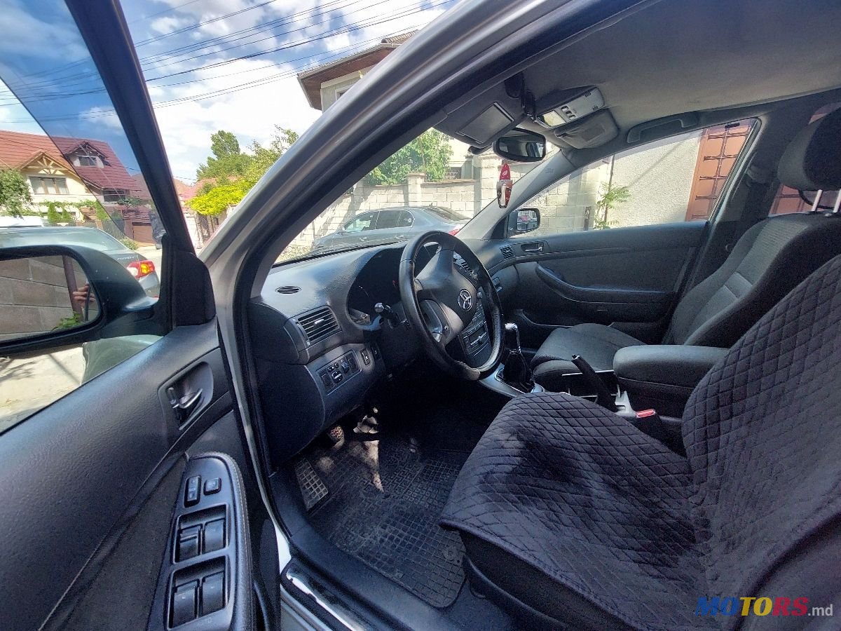 2005' Toyota Avensis photo #6