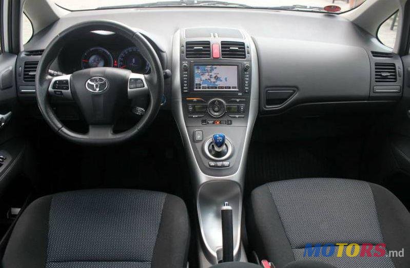 2011' Toyota Auris photo #2