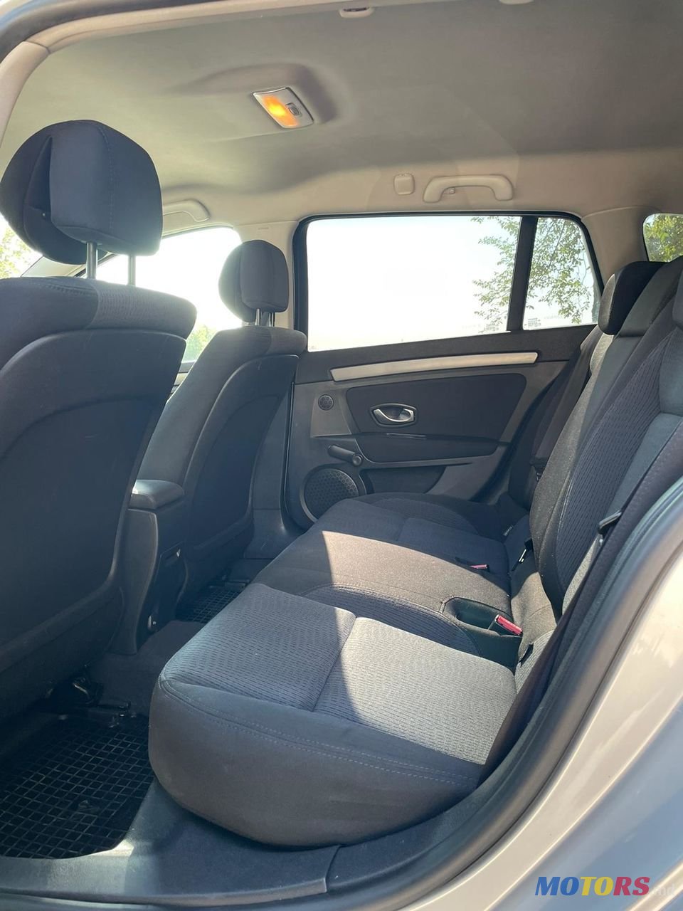 2008' Renault Laguna photo #4