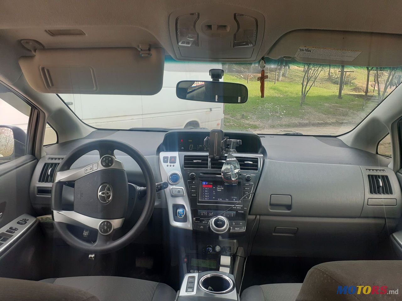 2012' Toyota Prius v photo #3