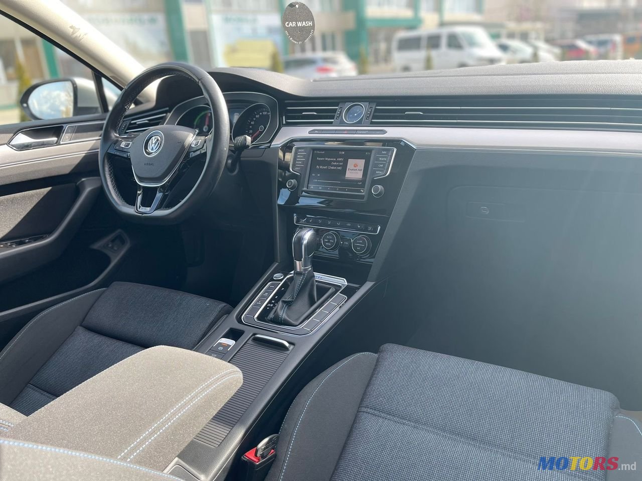 2015' Volkswagen Passat photo #5