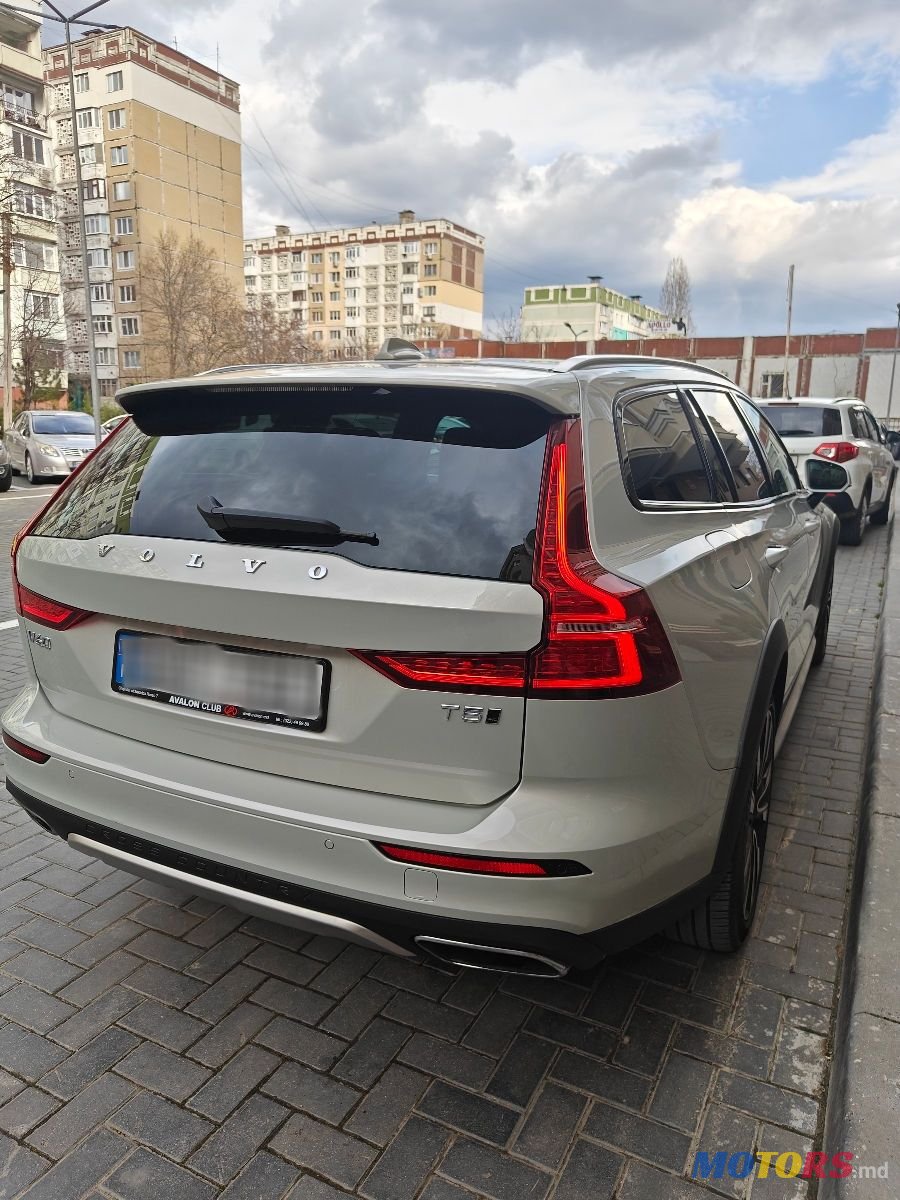 2019' Volvo V60 Cross Country photo #5