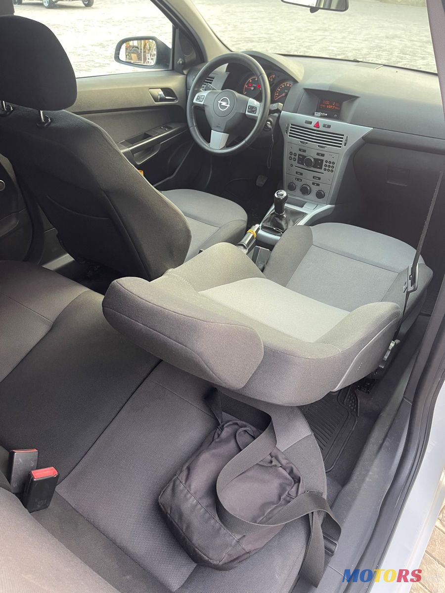 2010' Opel Astra photo #5