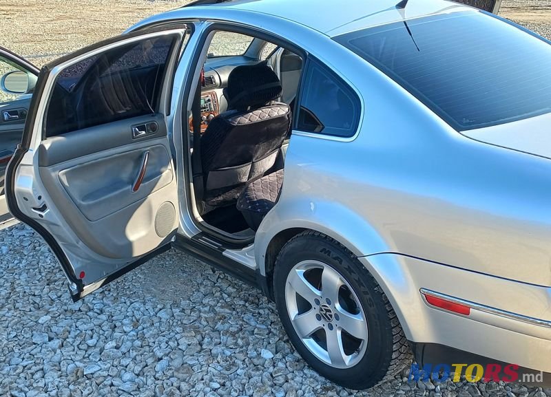 2004' Volkswagen Passat photo #5