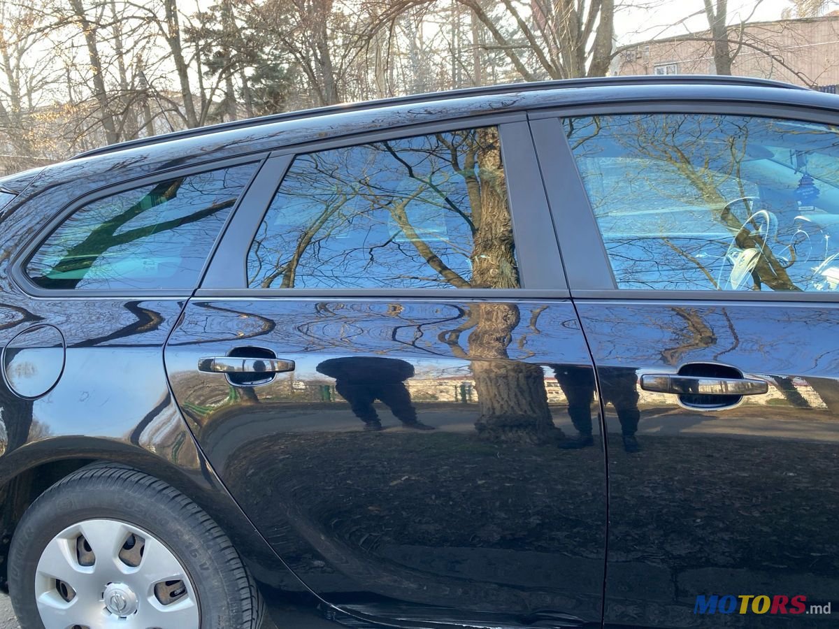 2011' Opel Astra photo #4