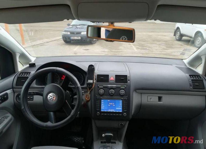 2005' Volkswagen Touran photo #2