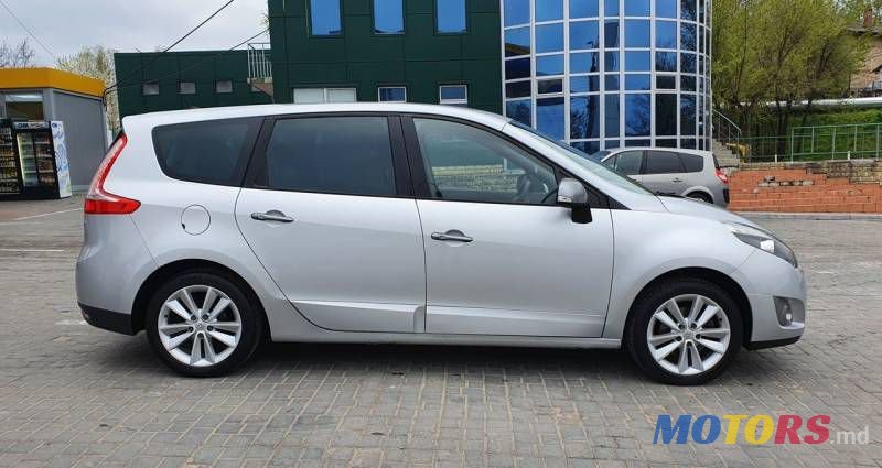 2011' Renault Grand Scenic photo #1