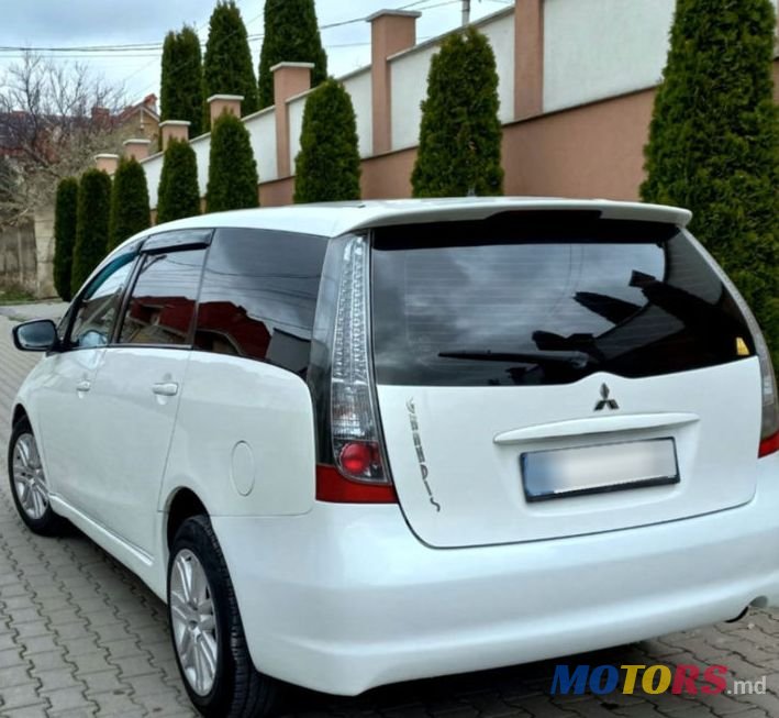 2008' Mitsubishi Grandis photo #5