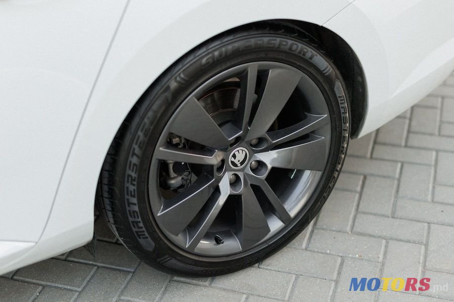 2019' Skoda Superb photo #5