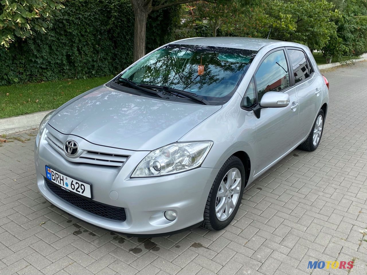 2011' Toyota Auris photo #2