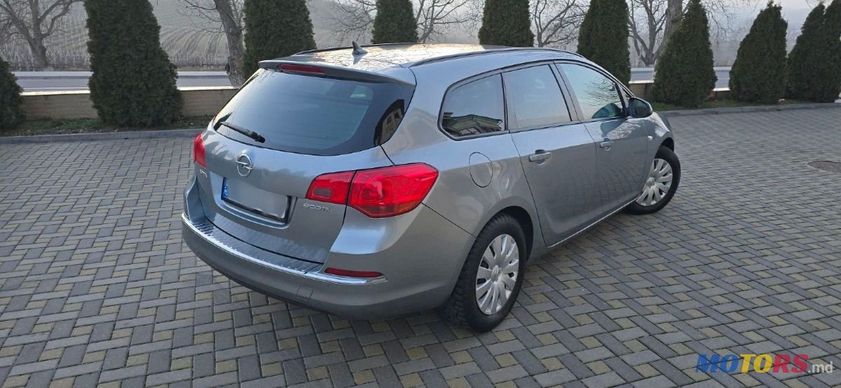 2012' Opel Astra photo #3