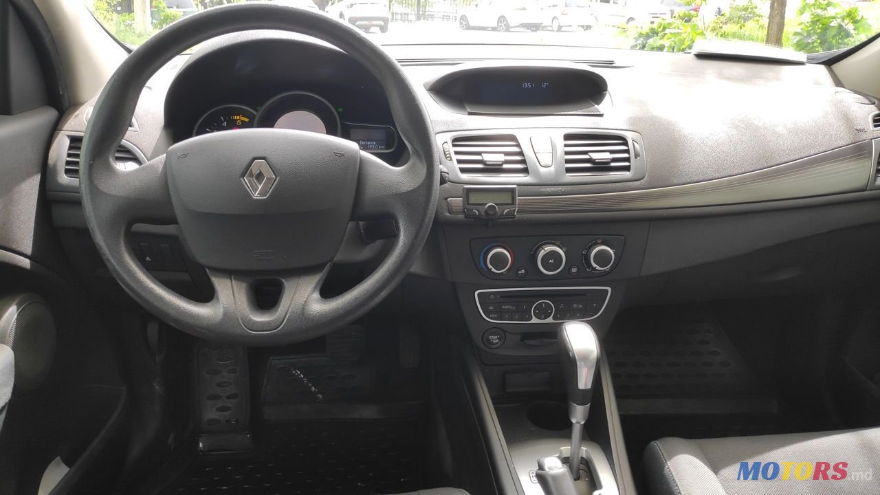 2011' Renault Megane photo #5