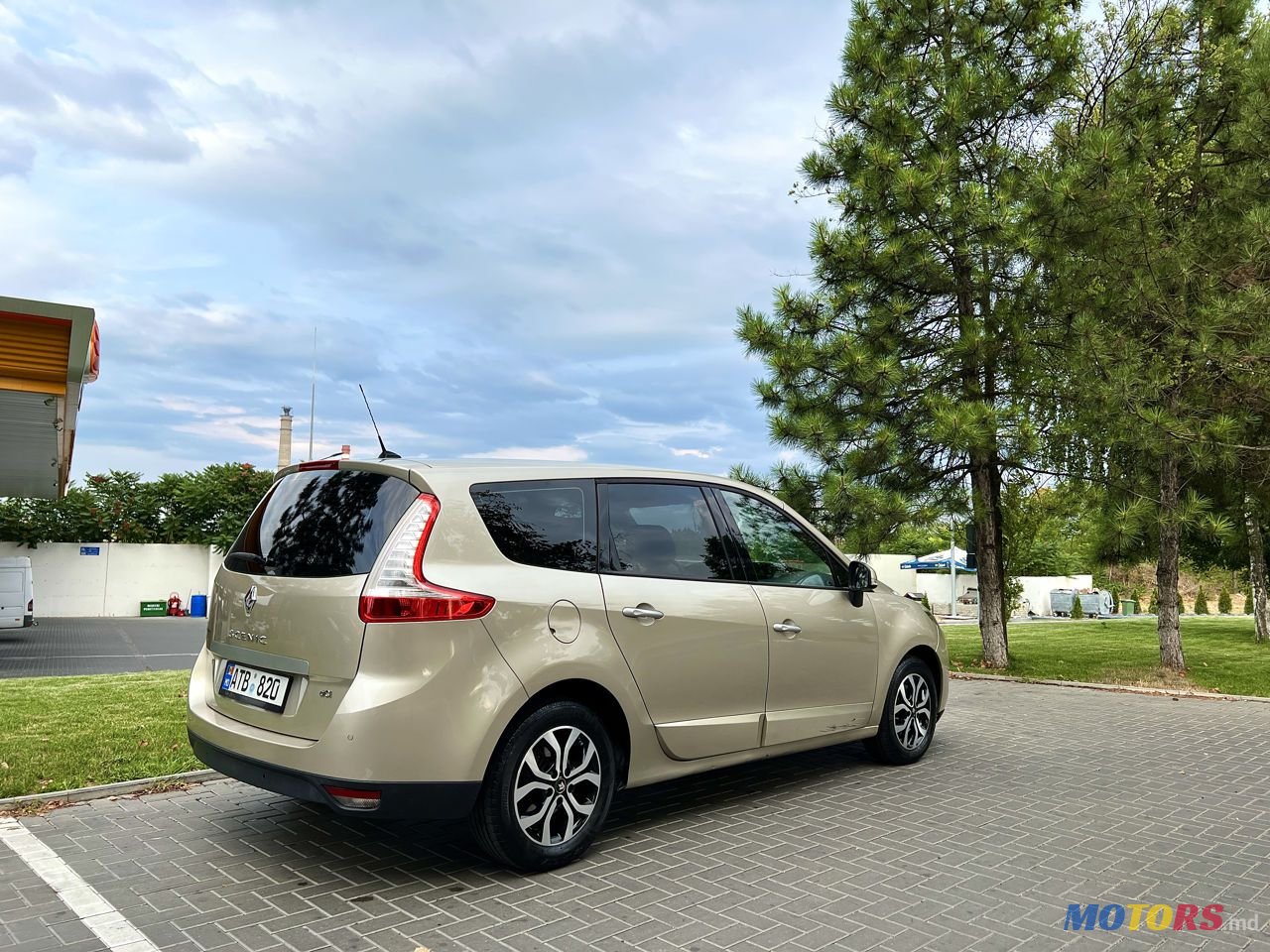 2010' Renault Grand Scenic photo #3