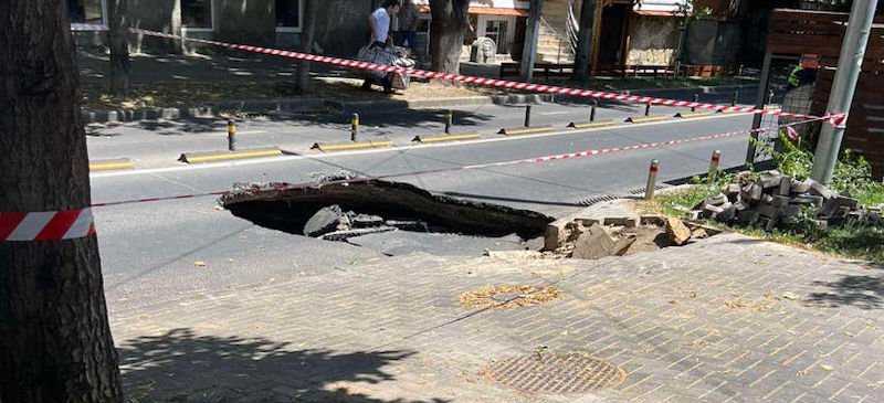Gaura în asfalt apărută pe strada 31 August 1989 va fi acoperită vineri
