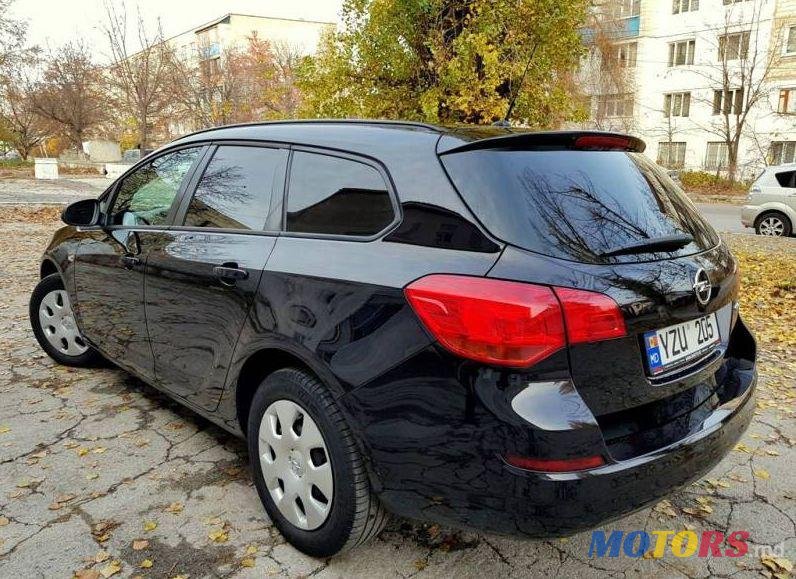 2011' Opel Astra photo #2