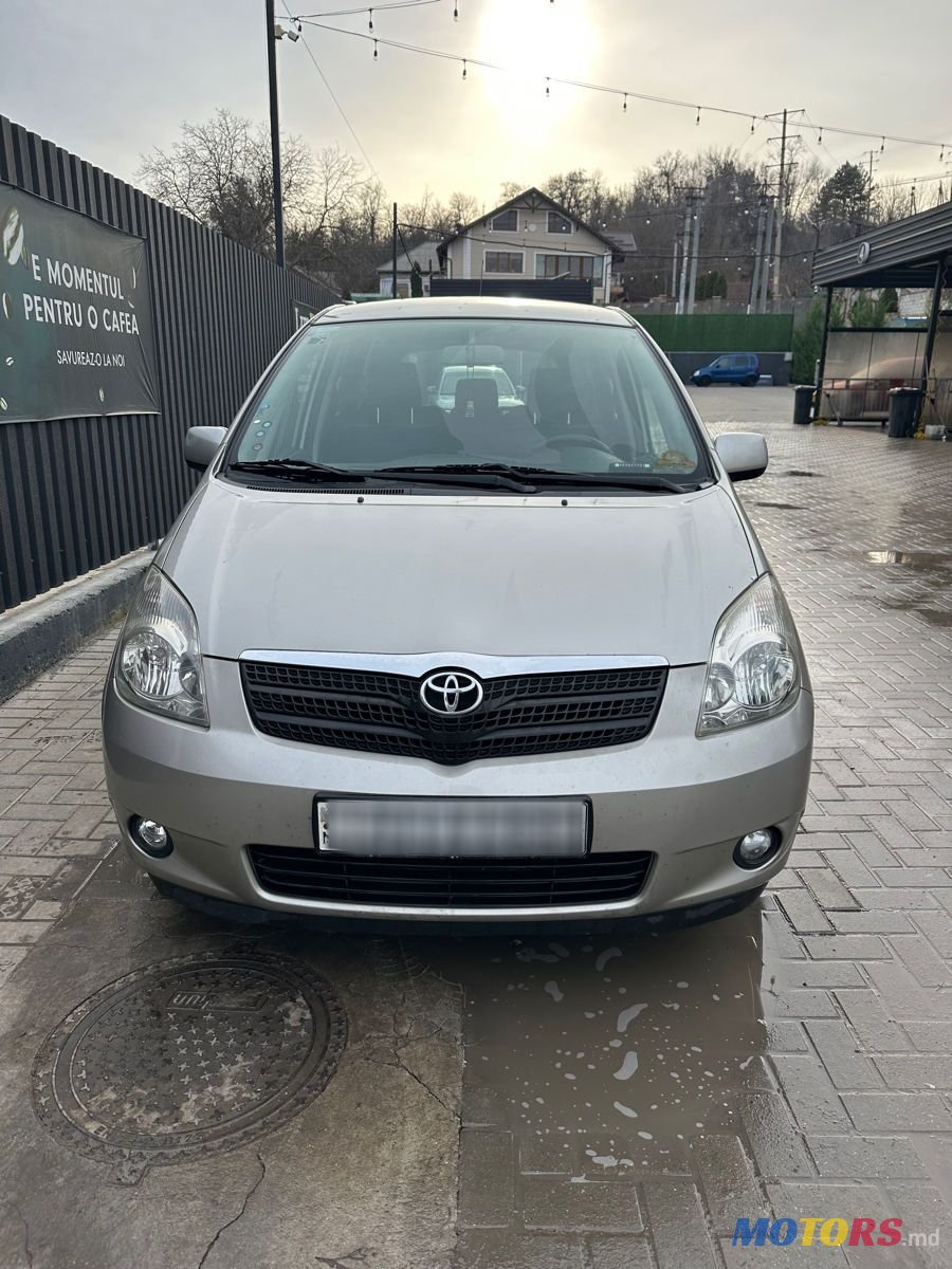 2002' Toyota Corolla Verso photo #1