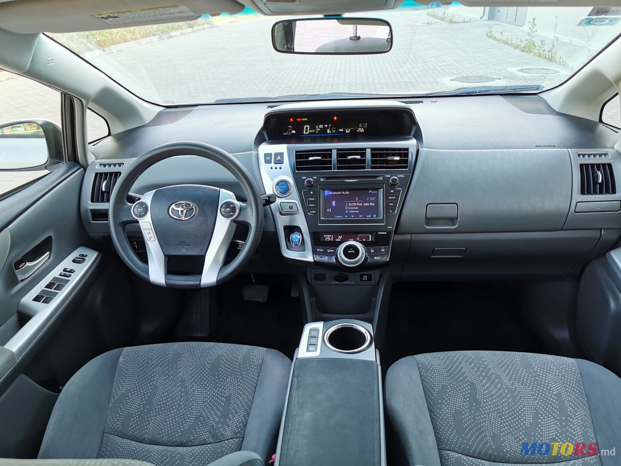 2012' Toyota Prius v photo #6