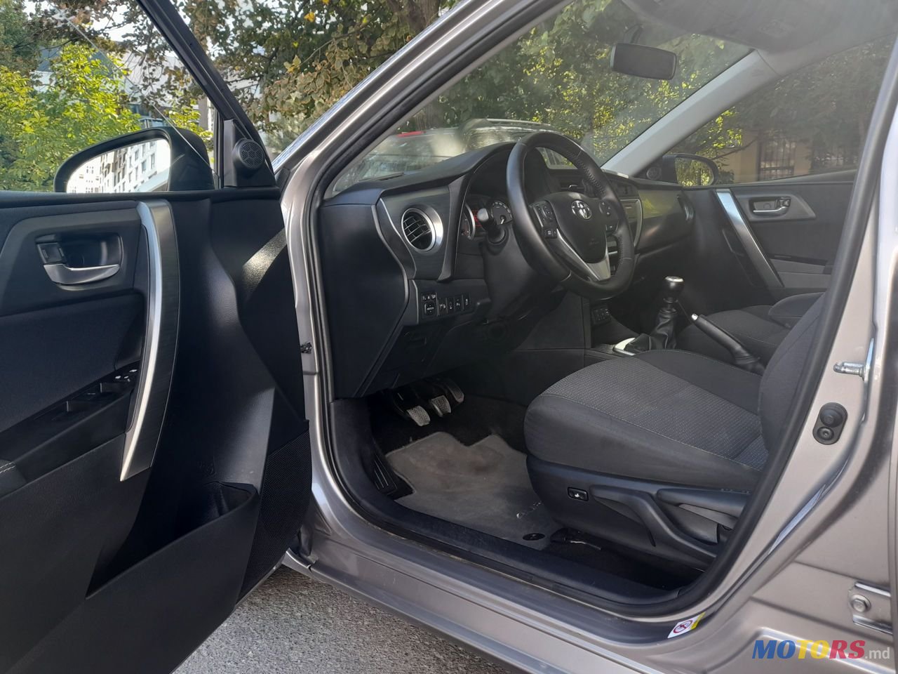 2013' Toyota Auris photo #5