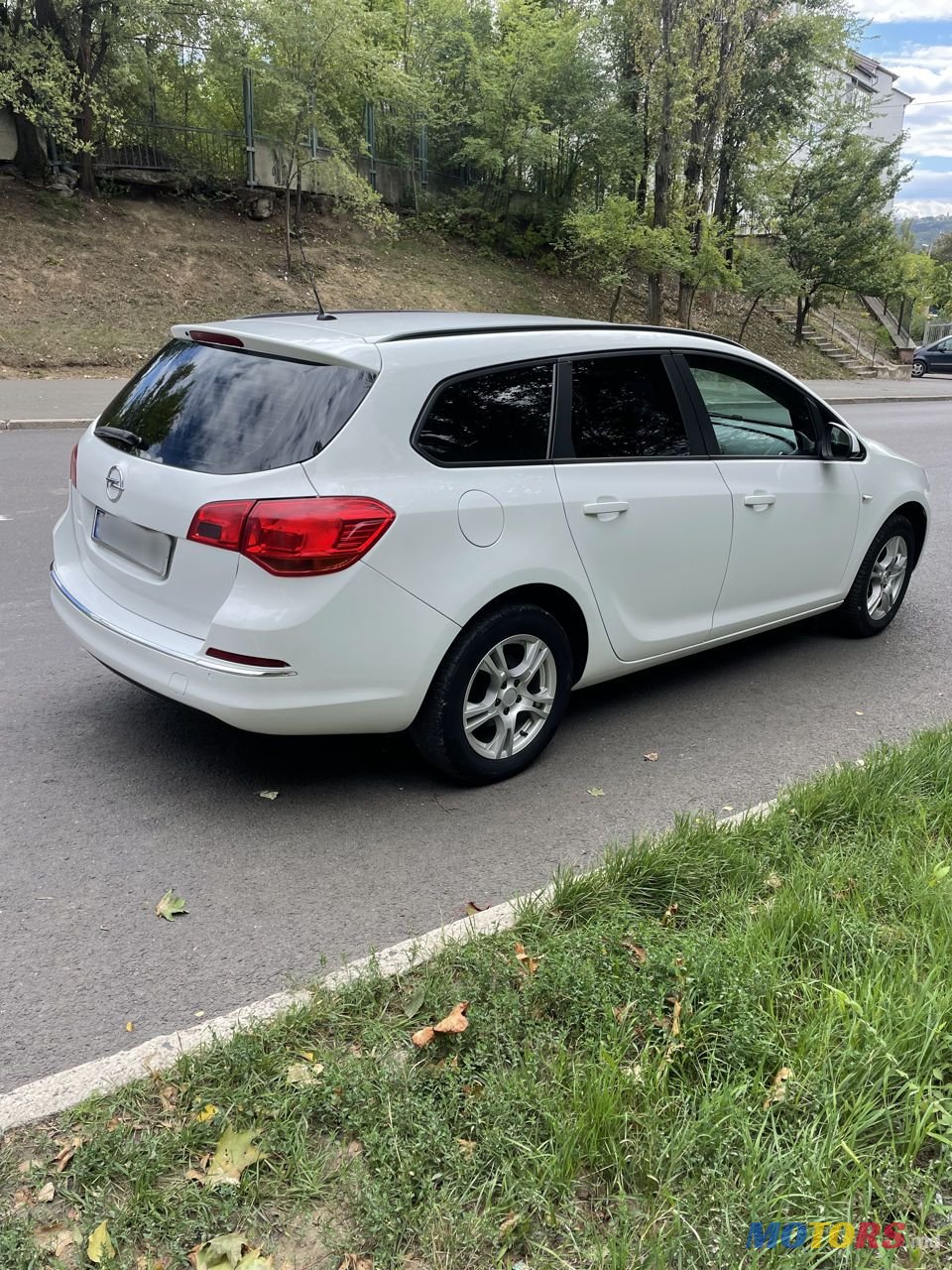 2012' Opel Astra photo #4