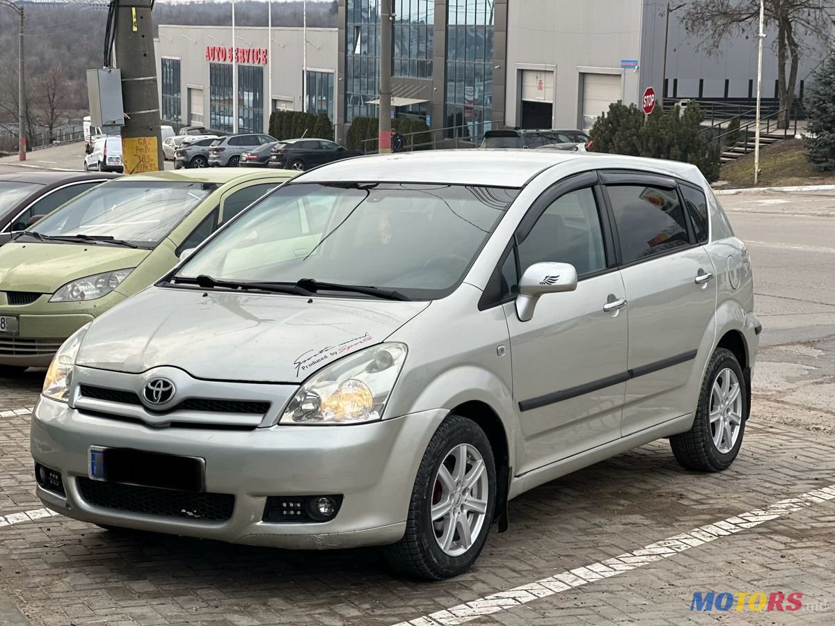 2005' Toyota Corolla Verso photo #1