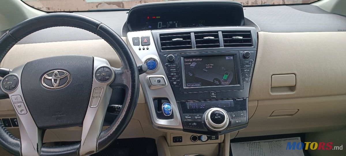 2012' Toyota Prius v photo #4