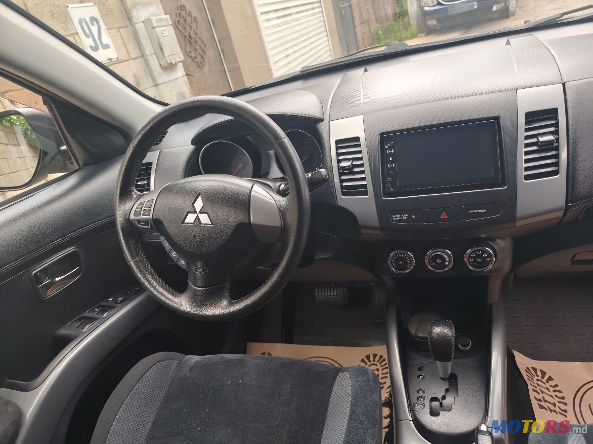 2011' Mitsubishi Outlander photo #3