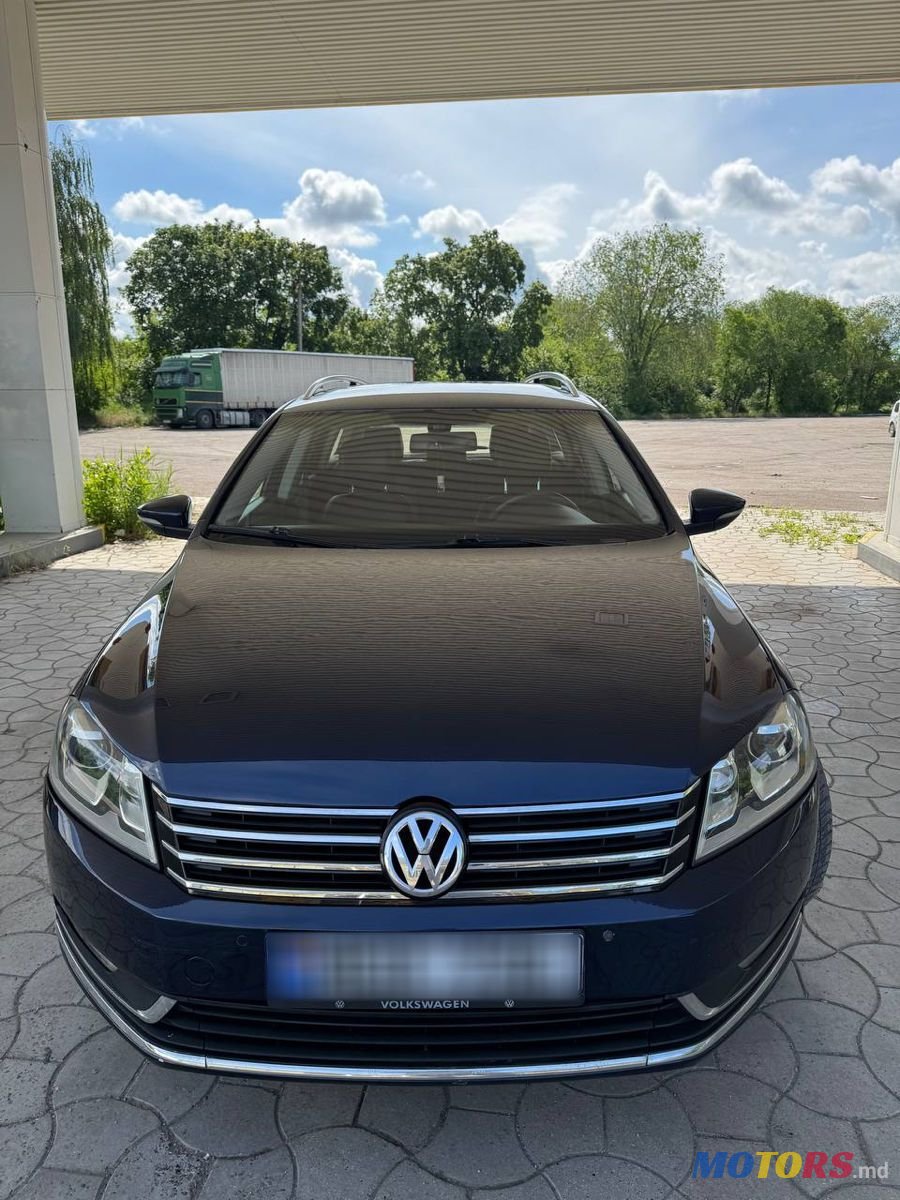 2011' Volkswagen Passat photo #5