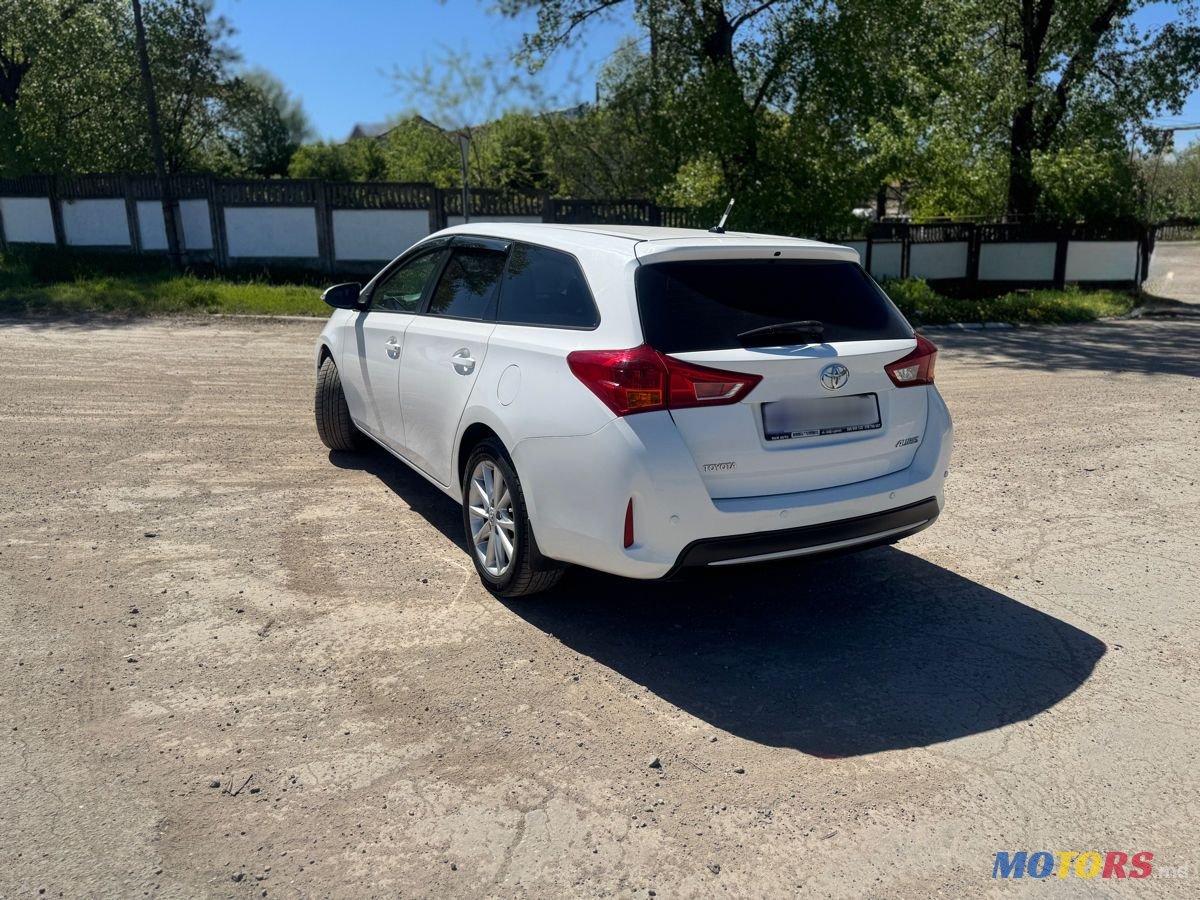 2013' Toyota Auris photo #3