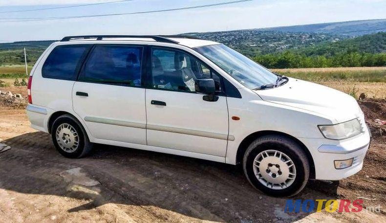 2002' Mitsubishi Space Wagon photo #2