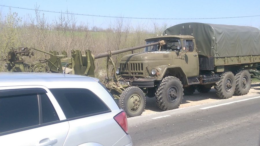 Accidentul zilei în Chişinău. Deplasându-se în coloană, un camion militar a intrat într-un tun antitanc